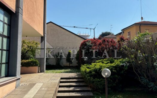 2 LOCALI CON BALCONE