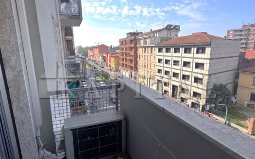 DUE LOCALI CON BALCONE