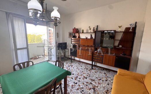 DUE LOCALI CON BALCONE