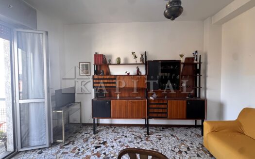 DUE LOCALI CON BALCONE