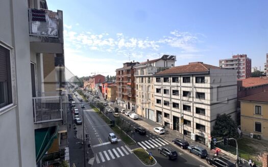 DUE LOCALI CON BALCONE