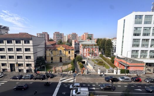 DUE LOCALI CON BALCONE