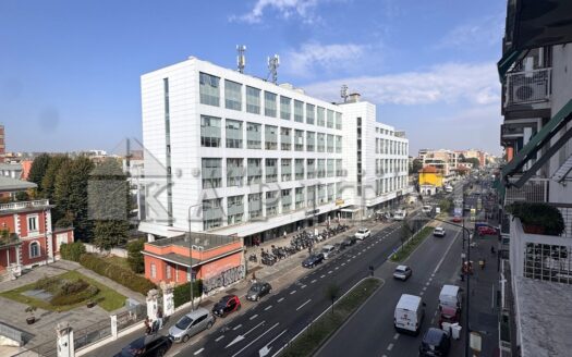 DUE LOCALI CON BALCONE