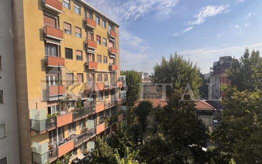 DUE LOCALI CON BALCONE